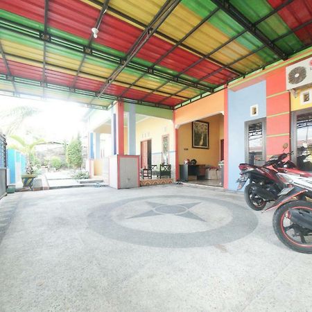 RedDoorz Syariah near Mall Roxy Banyuwangi 2 Bagian luar foto