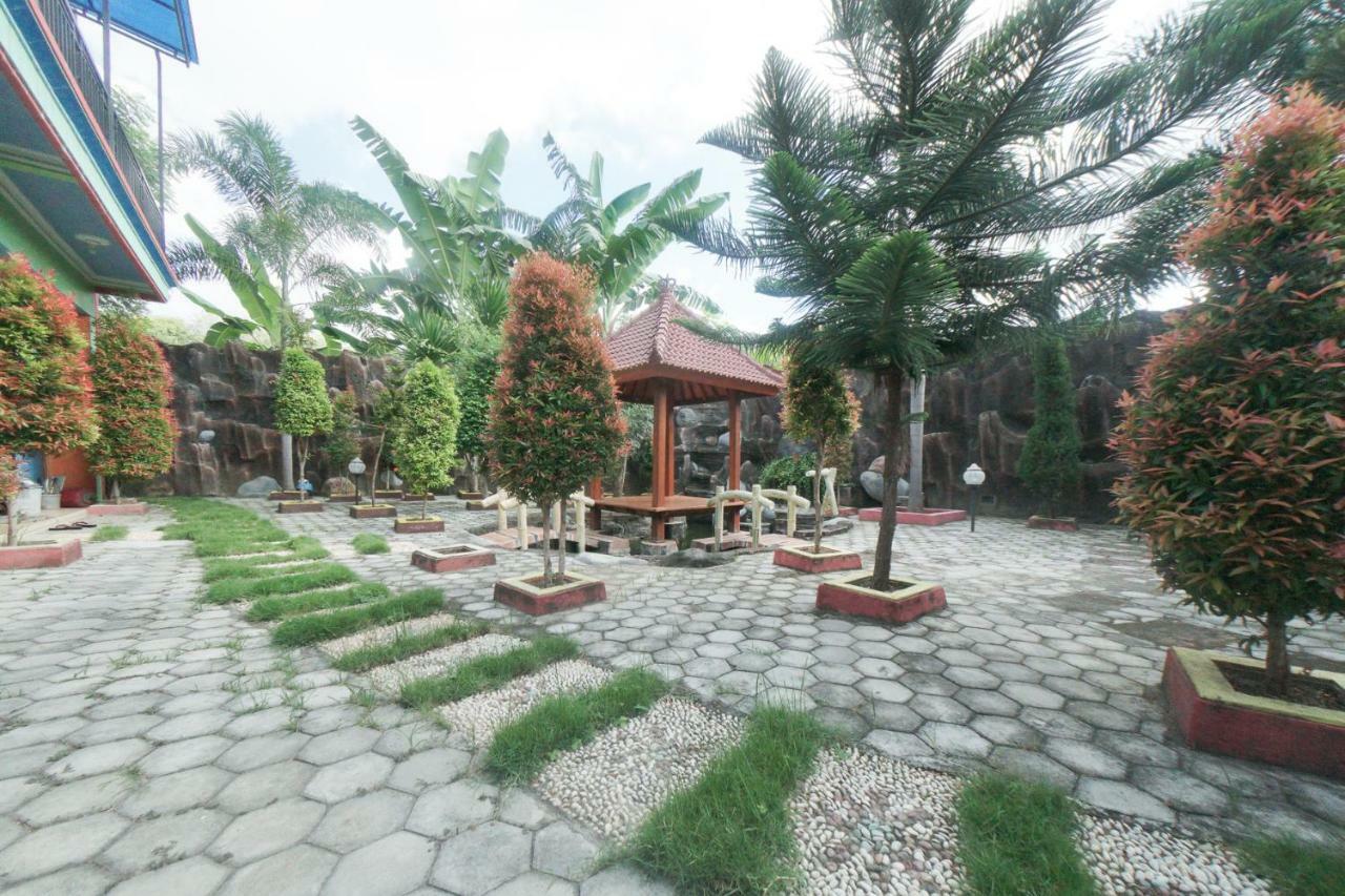 RedDoorz Syariah near Mall Roxy Banyuwangi 2 Bagian luar foto