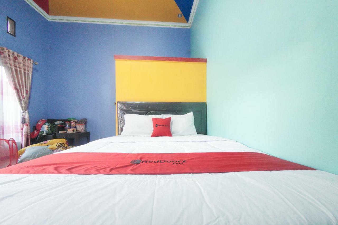 RedDoorz Syariah near Mall Roxy Banyuwangi 2 Bagian luar foto