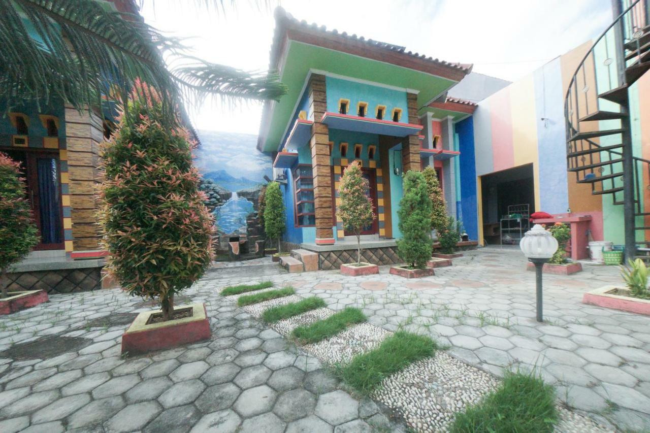 RedDoorz Syariah near Mall Roxy Banyuwangi 2 Bagian luar foto