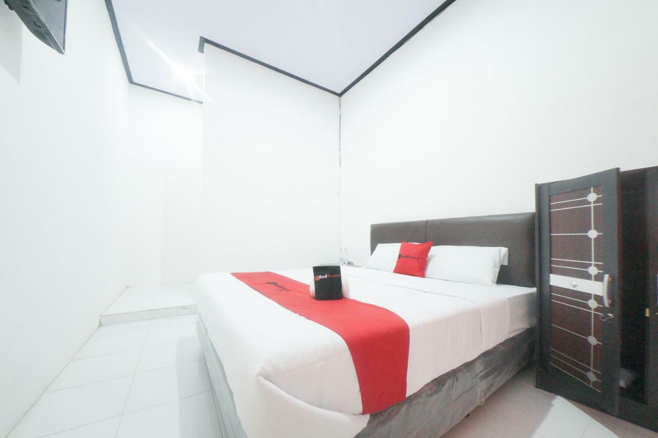 RedDoorz Syariah near Mall Roxy Banyuwangi 2 Bagian luar foto