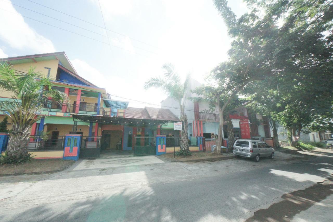 RedDoorz Syariah near Mall Roxy Banyuwangi 2 Bagian luar foto