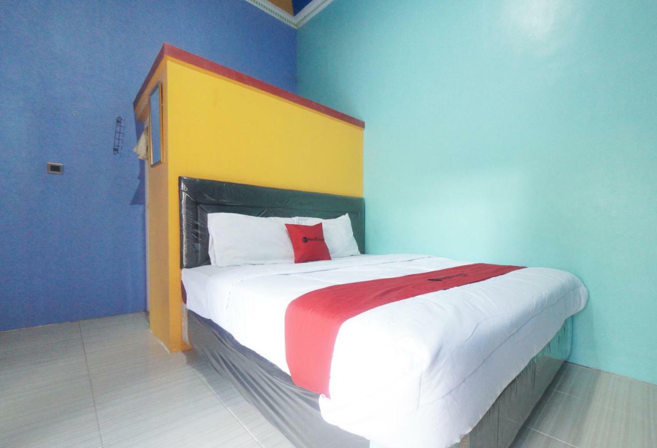 RedDoorz Syariah near Mall Roxy Banyuwangi 2 Bagian luar foto