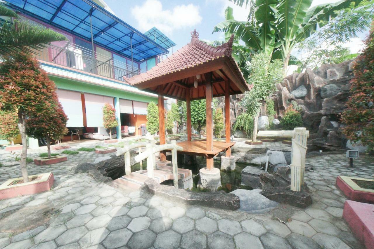 RedDoorz Syariah near Mall Roxy Banyuwangi 2 Bagian luar foto