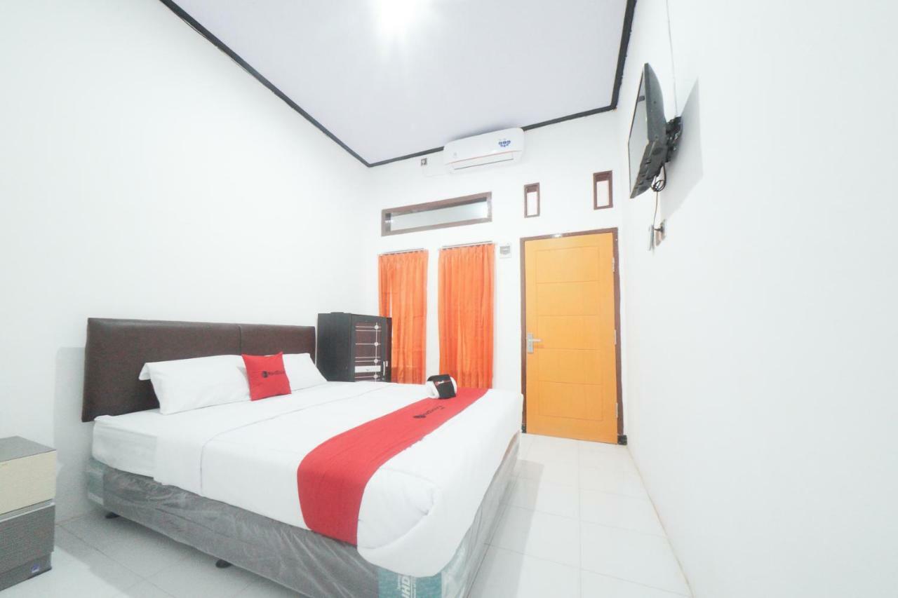RedDoorz Syariah near Mall Roxy Banyuwangi 2 Bagian luar foto