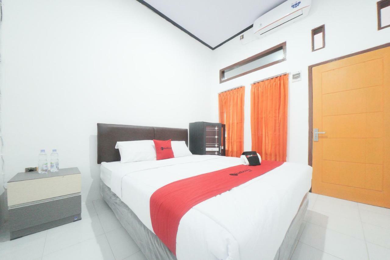 RedDoorz Syariah near Mall Roxy Banyuwangi 2 Bagian luar foto