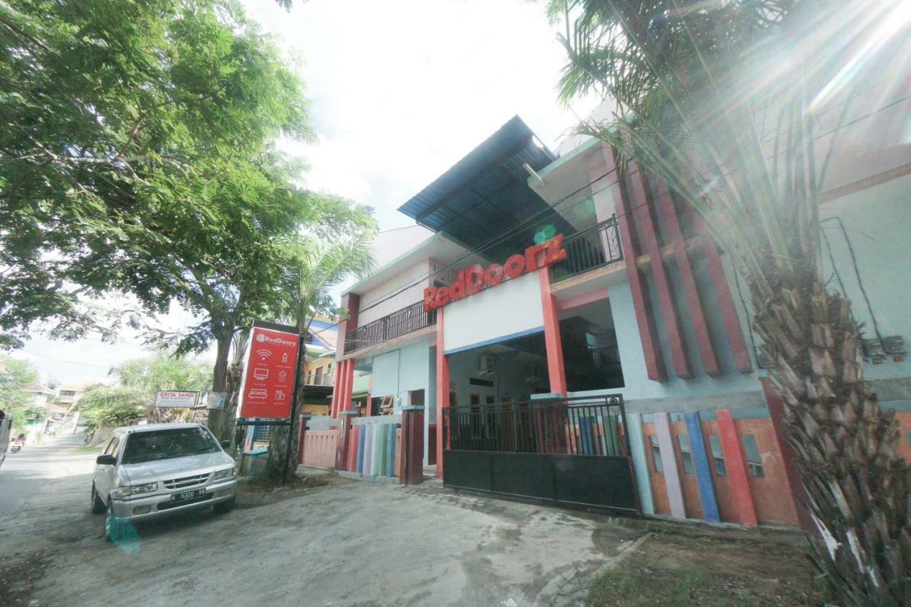 RedDoorz Syariah near Mall Roxy Banyuwangi 2 Bagian luar foto