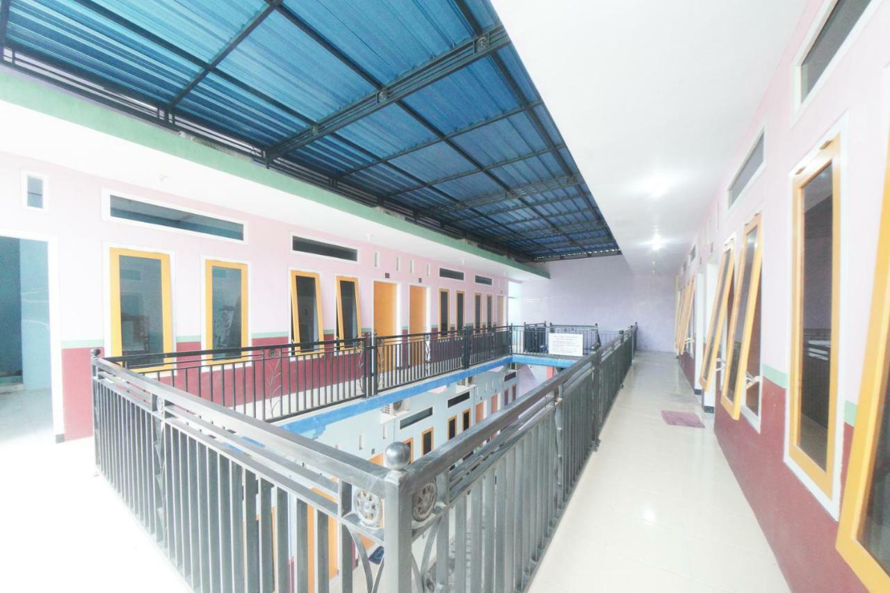 RedDoorz Syariah near Mall Roxy Banyuwangi 2 Bagian luar foto