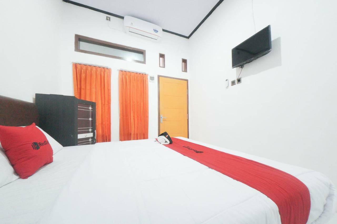 RedDoorz Syariah near Mall Roxy Banyuwangi 2 Bagian luar foto