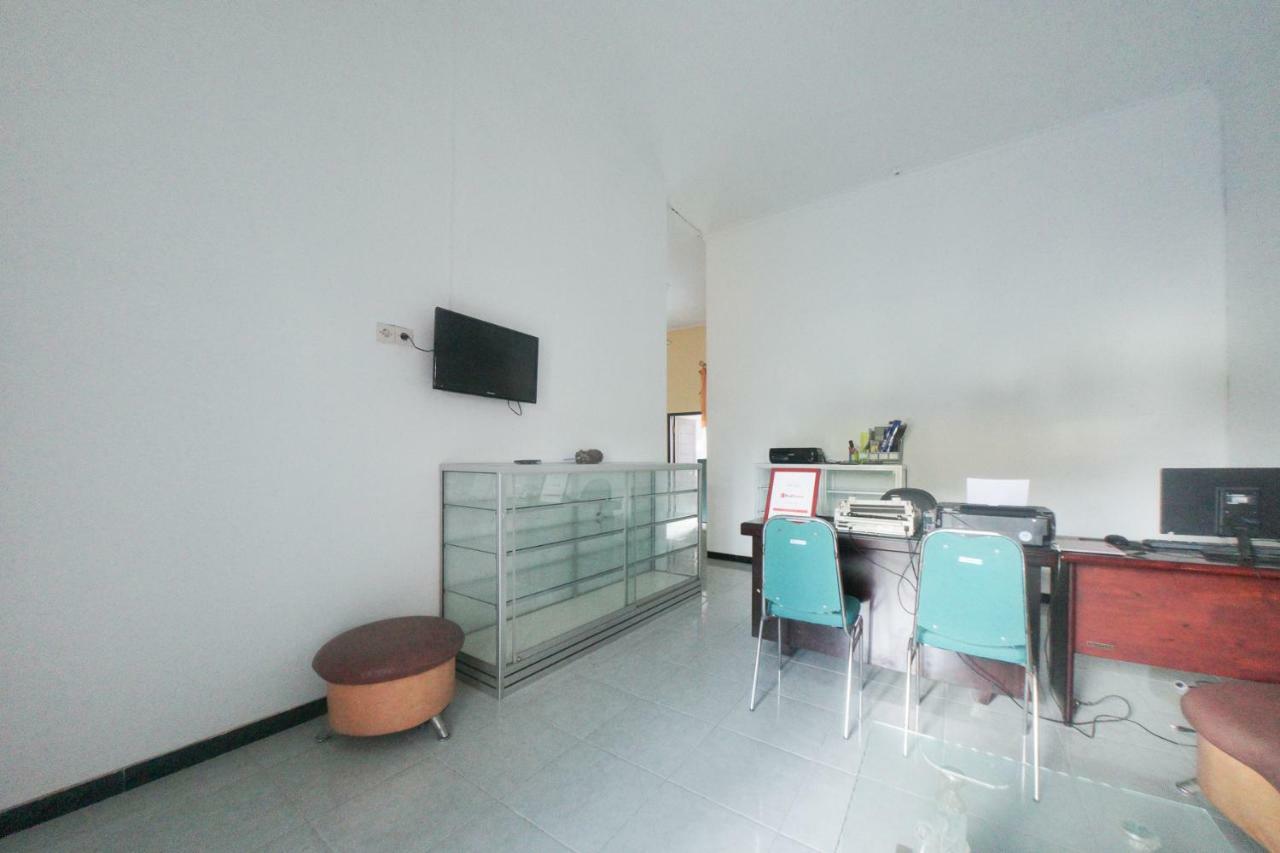 RedDoorz Syariah near Mall Roxy Banyuwangi 2 Bagian luar foto