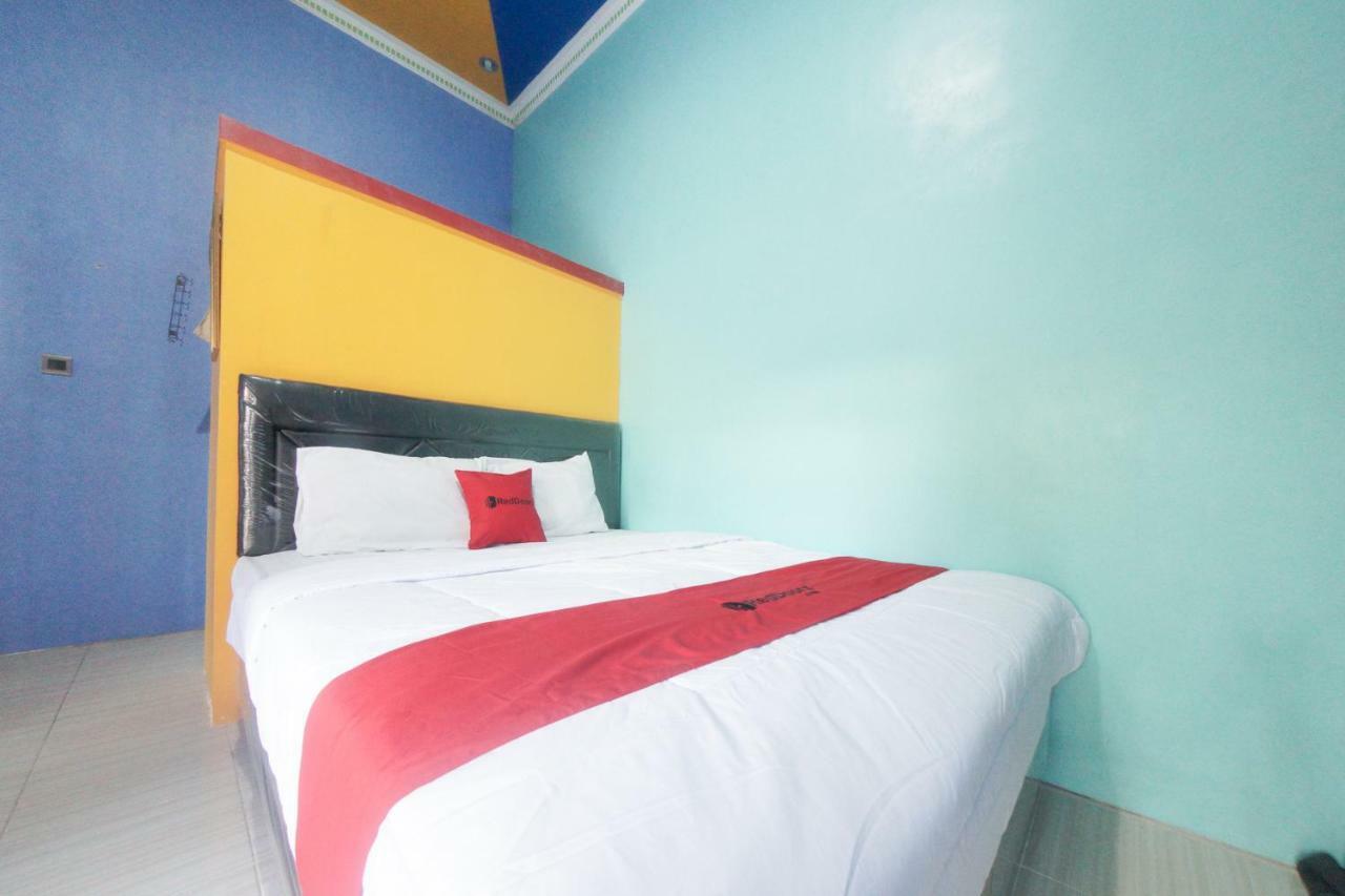 RedDoorz Syariah near Mall Roxy Banyuwangi 2 Bagian luar foto