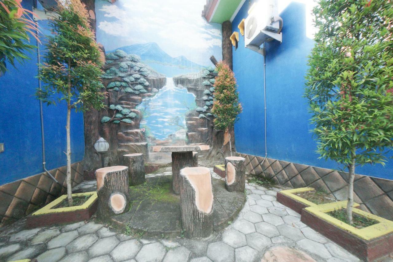 RedDoorz Syariah near Mall Roxy Banyuwangi 2 Bagian luar foto