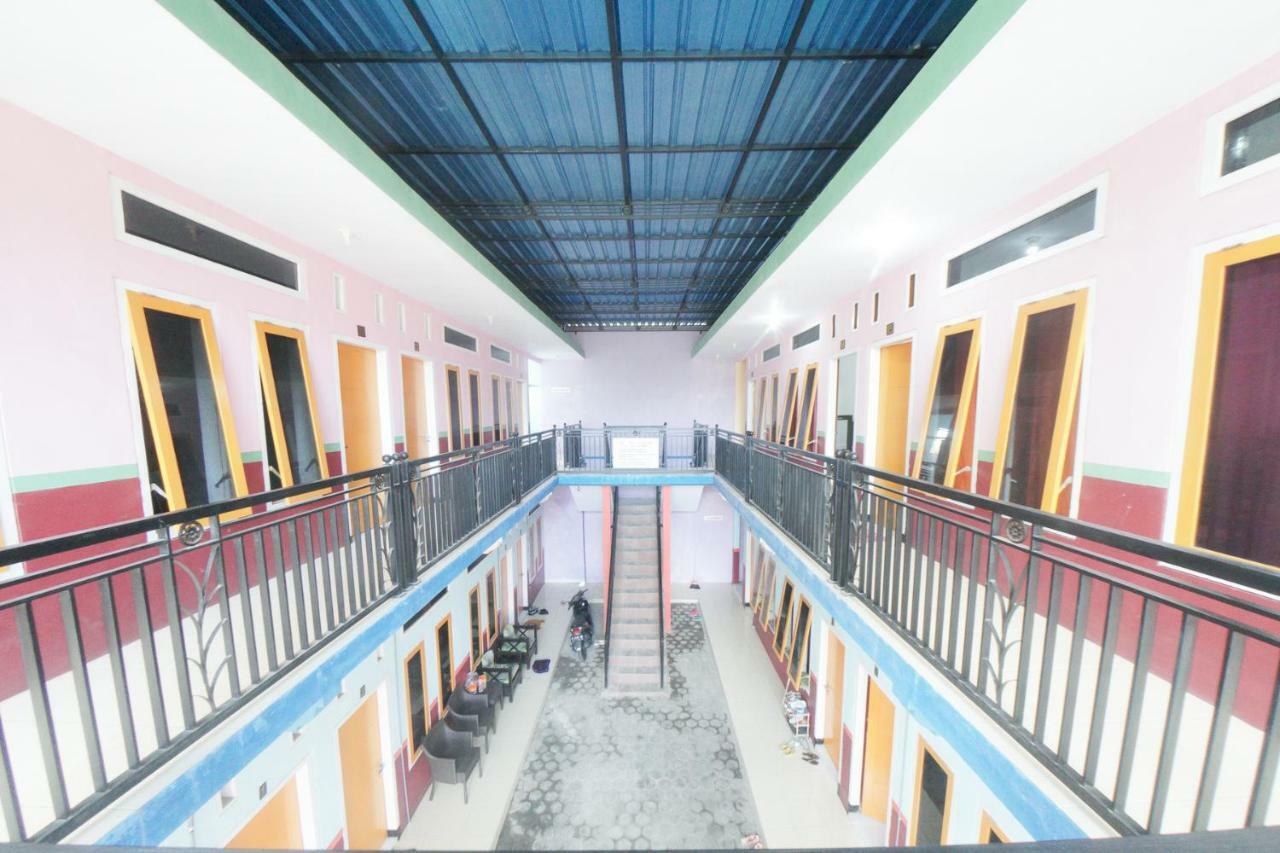 RedDoorz Syariah near Mall Roxy Banyuwangi 2 Bagian luar foto