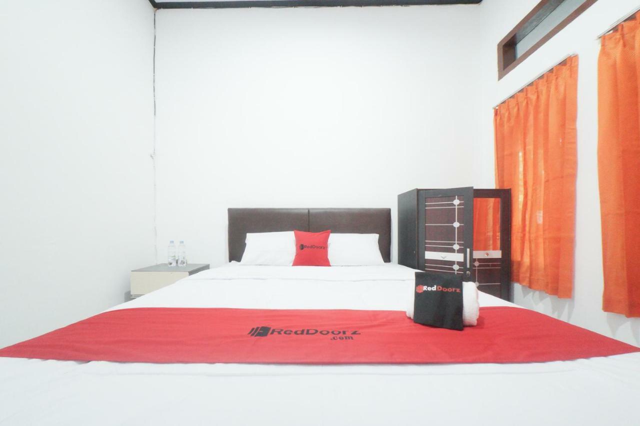 RedDoorz Syariah near Mall Roxy Banyuwangi 2 Bagian luar foto
